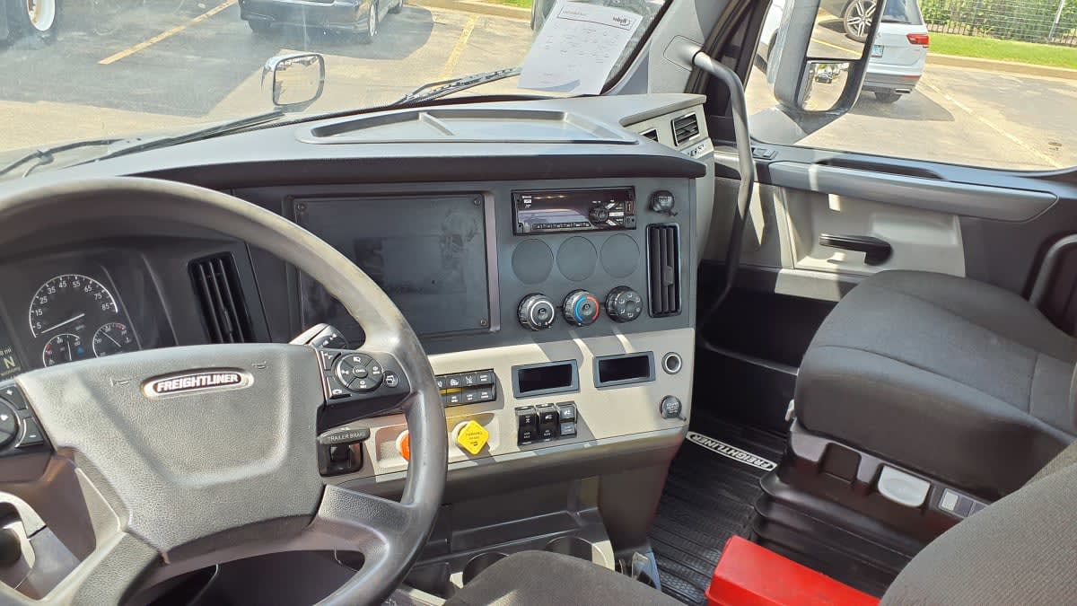 2020 Freightliner Cascadia in Bolingbrook, IL — photo 7