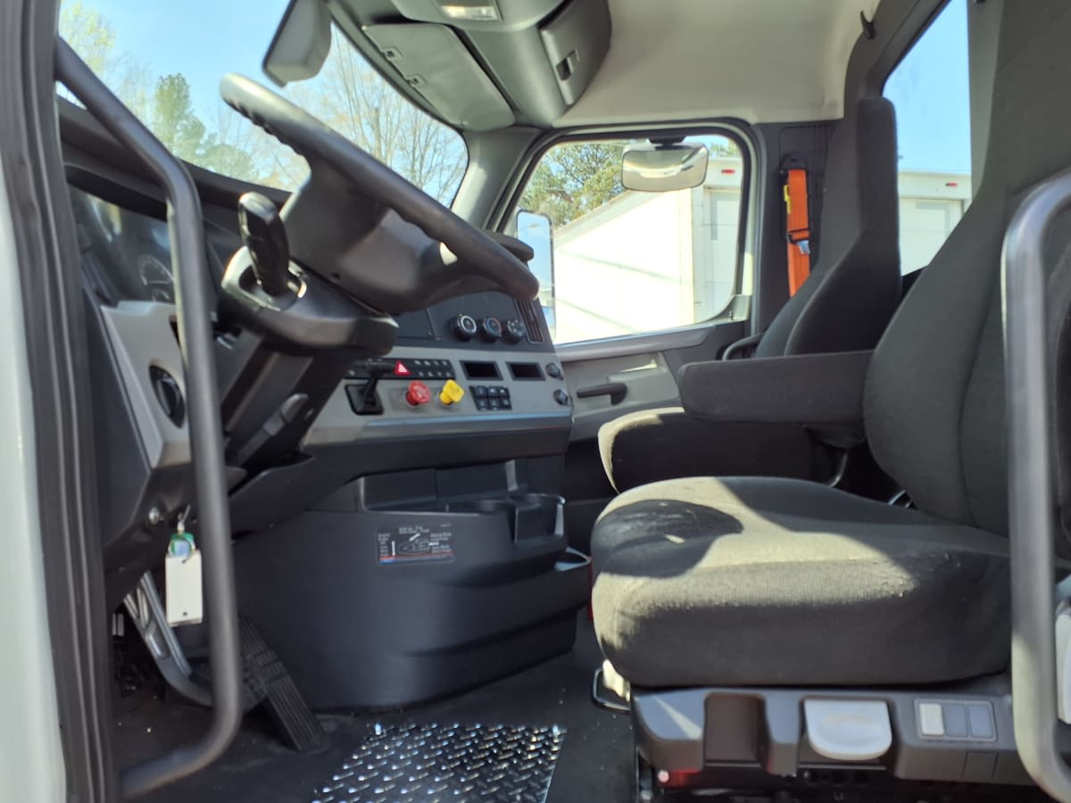2020 Freightliner Cascadia in Doraville, GA — photo 7