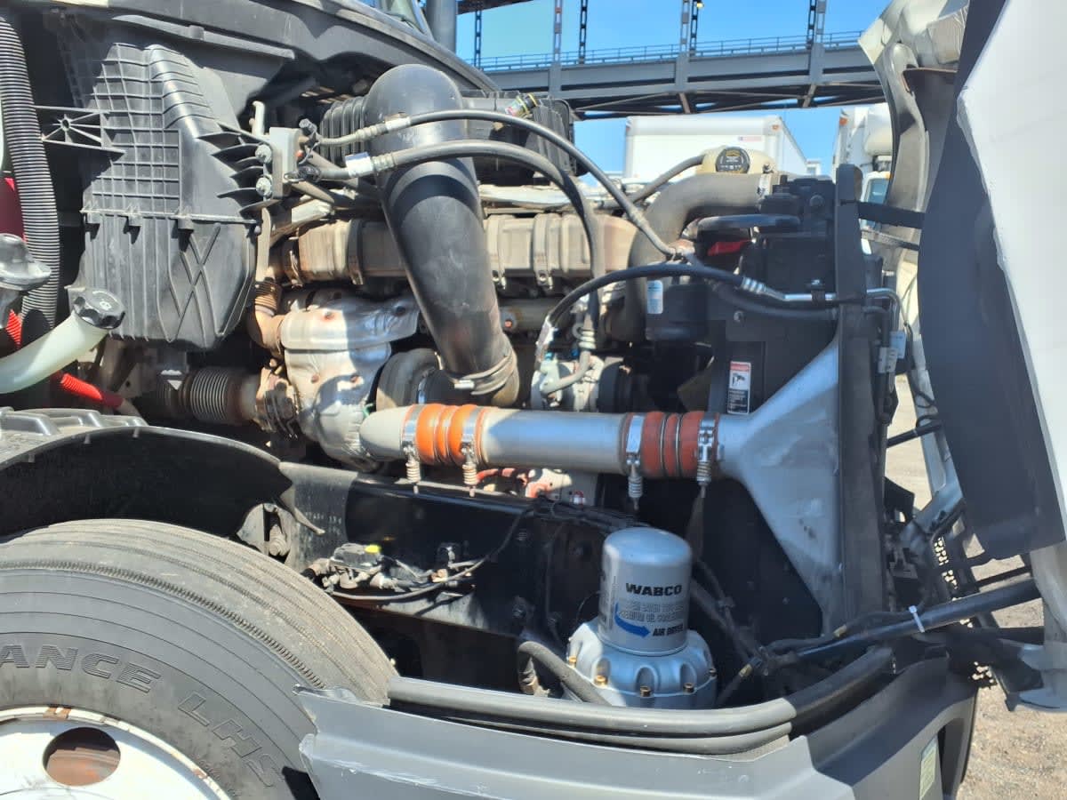 2020 Freightliner Cascadia in Kearny, NJ — photo 12
