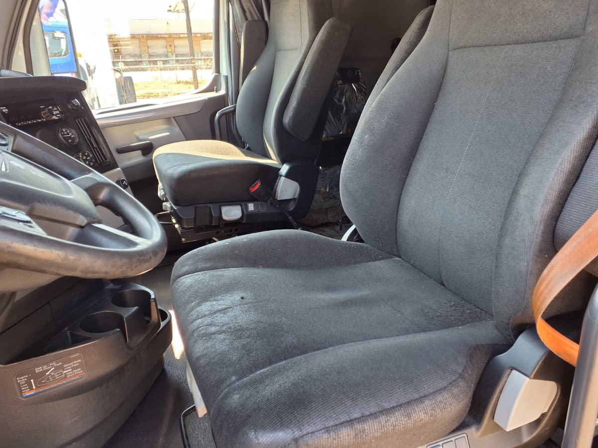 2020 Freightliner Cascadia in Kearny, NJ — photo 14