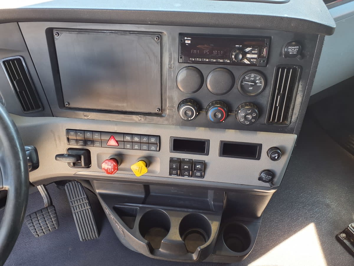 2020 Freightliner Cascadia in Kearny, NJ — photo 16