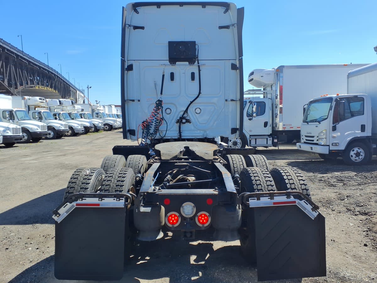 2020 Freightliner Cascadia in Kearny, NJ — photo 5