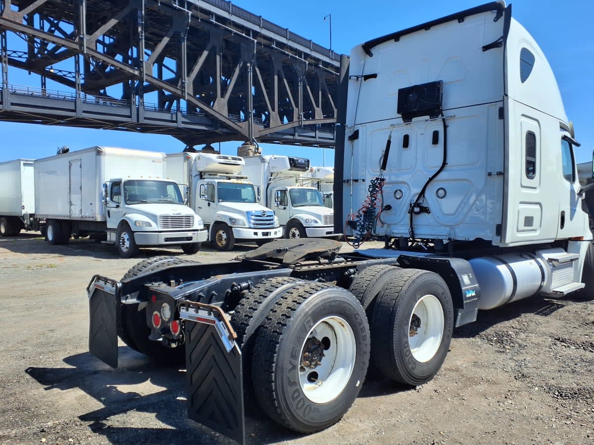 2020 Freightliner Cascadia in Kearny, NJ — photo 6