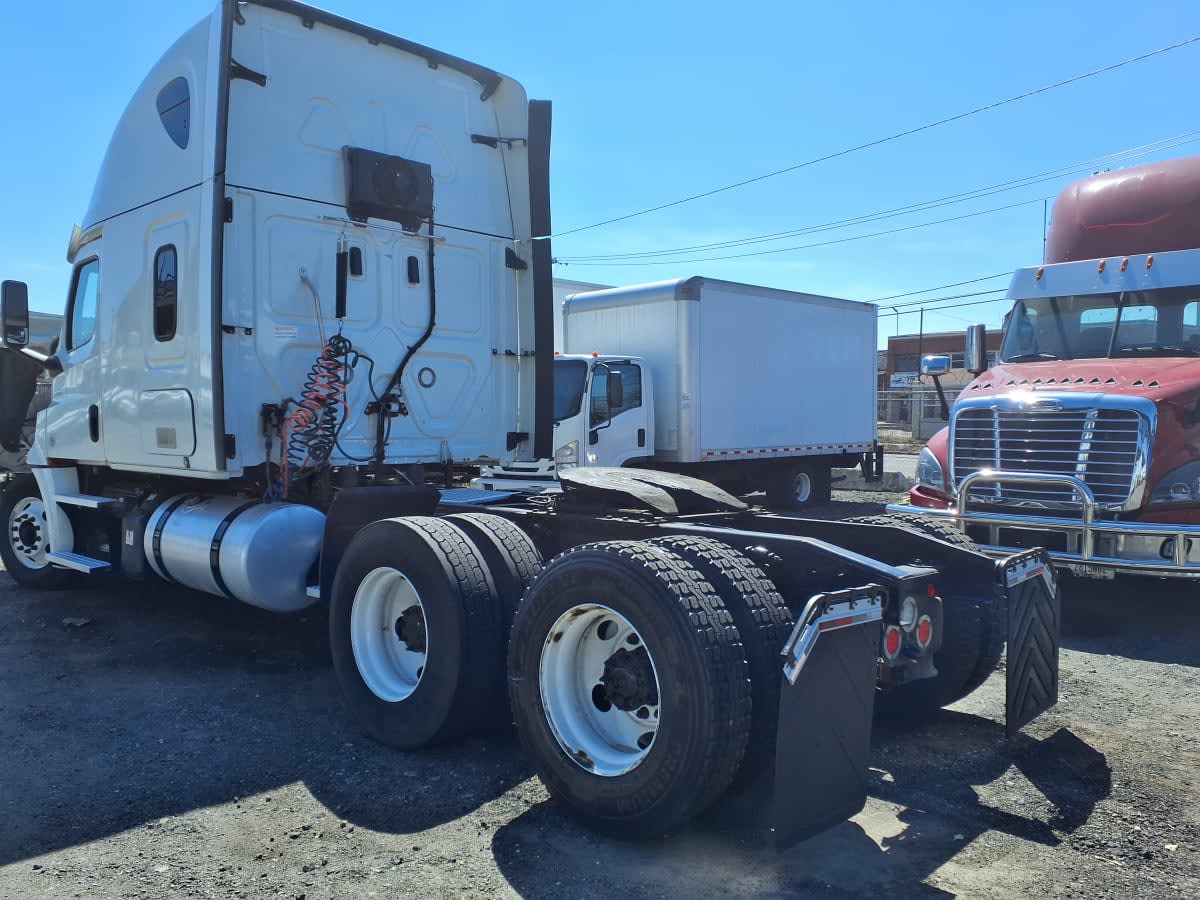 2020 Freightliner Cascadia in Kearny, NJ — photo 4