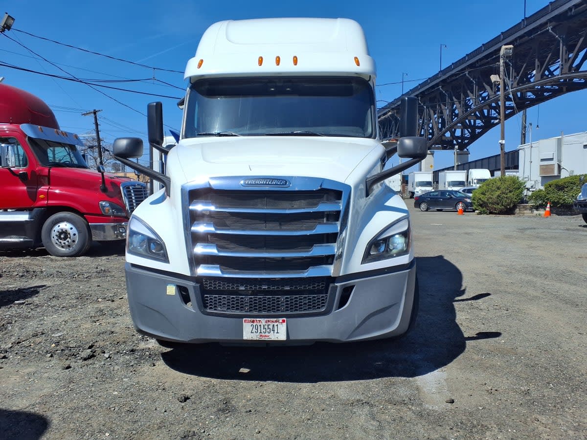 2020 Freightliner Cascadia in Kearny, NJ — photo 2