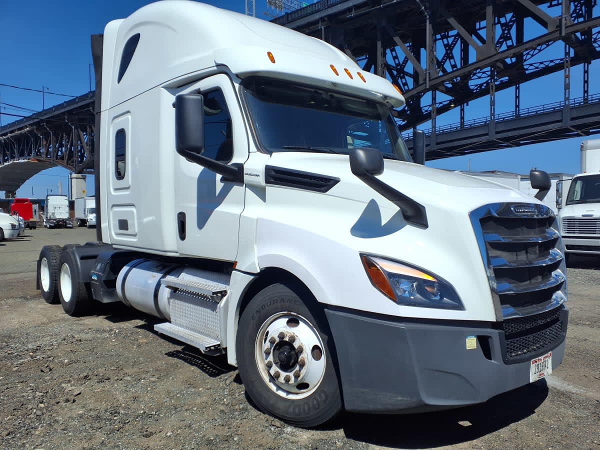 2020 Freightliner Cascadia in Kearny, NJ — photo 3