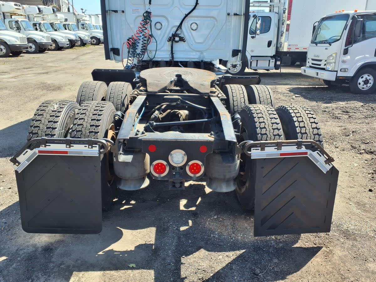 2020 Freightliner Cascadia in Kearny, NJ — photo 7