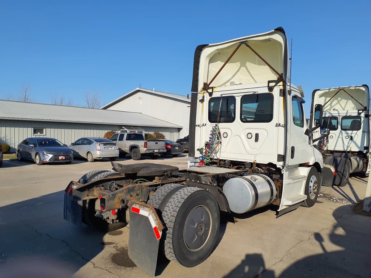 2020 Freightliner Cascadia in Indianapolis, IN — photo 4