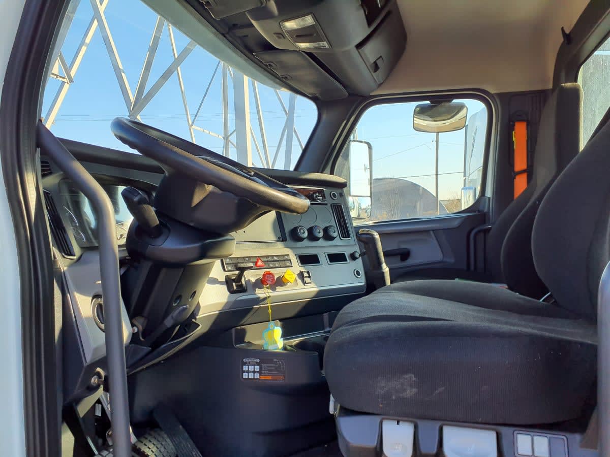 2020 Freightliner Cascadia in Indianapolis, IN — photo 7