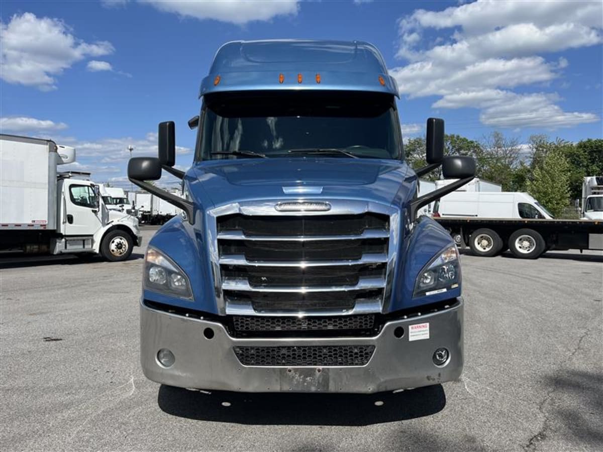 2020 Freightliner Cascadia in Beltsville, MD — photo 2