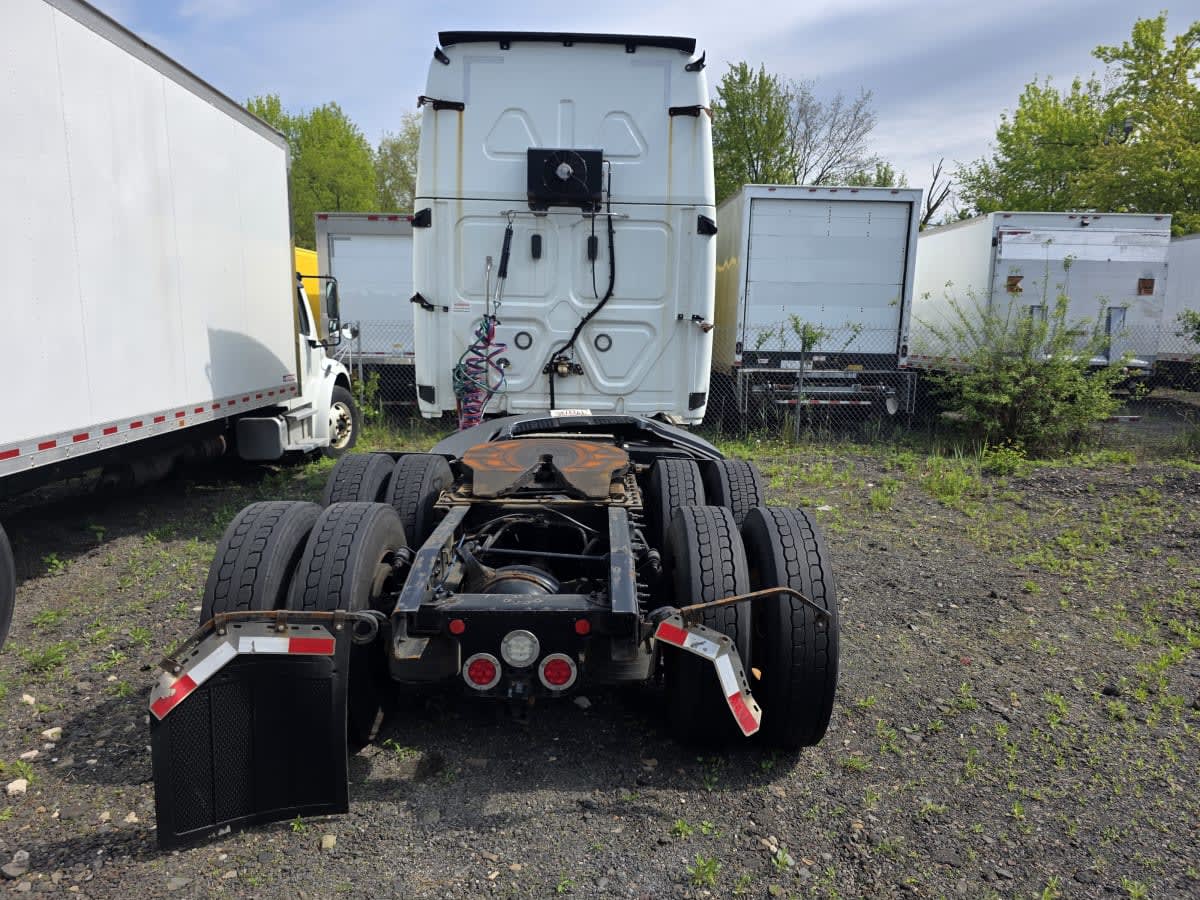 2020 Freightliner Cascadia in Bensalem, PA — photo 5