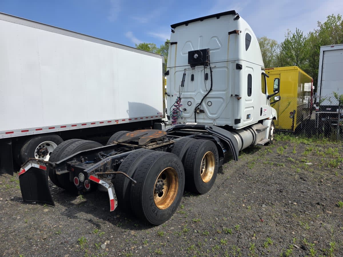 2020 Freightliner Cascadia in Bensalem, PA — photo 4