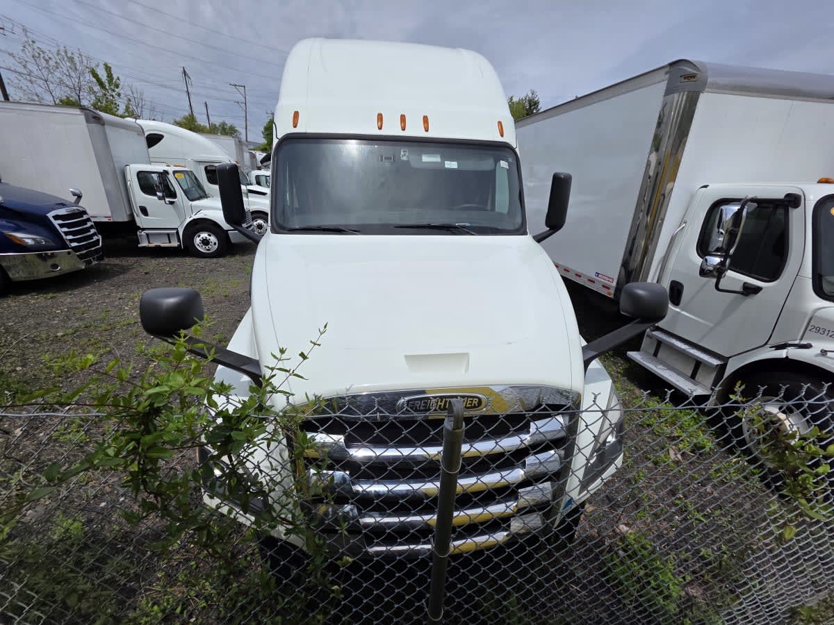 2020 Freightliner Cascadia in Bensalem, PA — photo 2