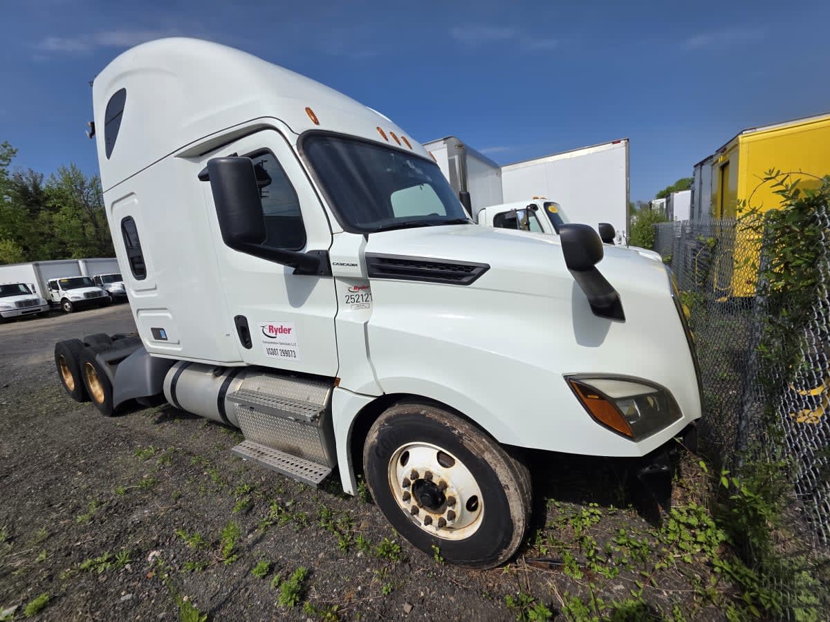 2020 Freightliner Cascadia in Bensalem, PA — photo 3