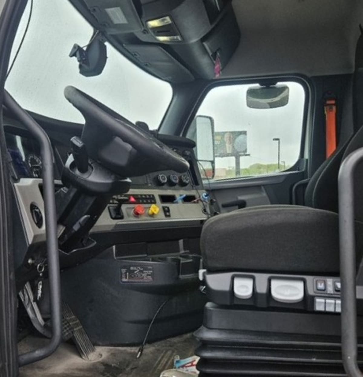 2020 Freightliner Cascadia in Springfield, MA — photo 7