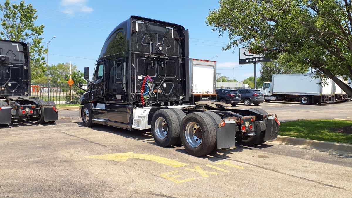 2021 Freightliner Cascadia in Bolingbrook, IL — photo 6