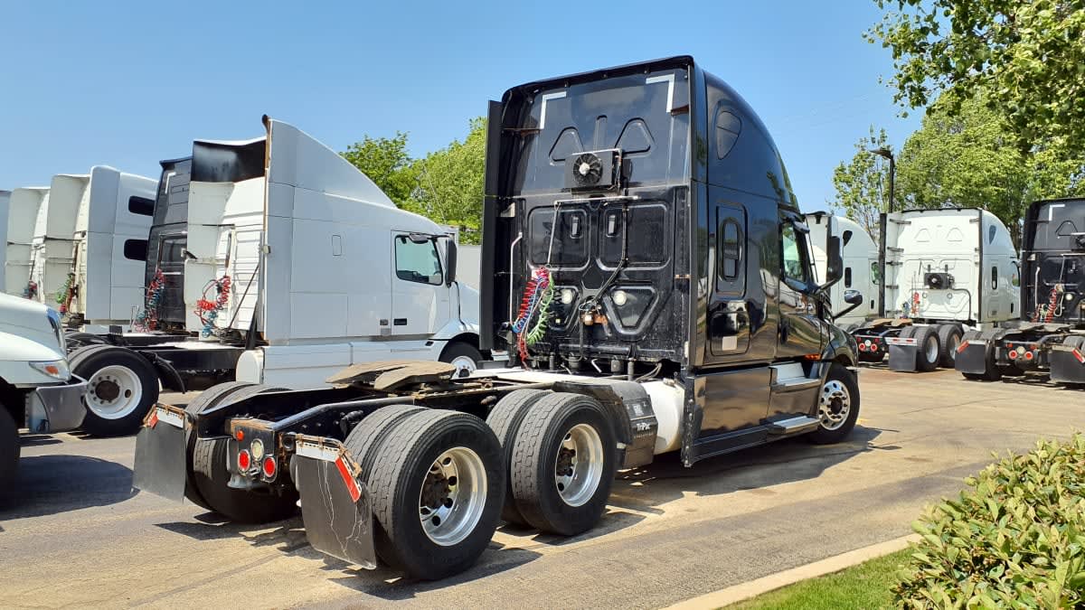2021 Freightliner Cascadia in Bolingbrook, IL — photo 4