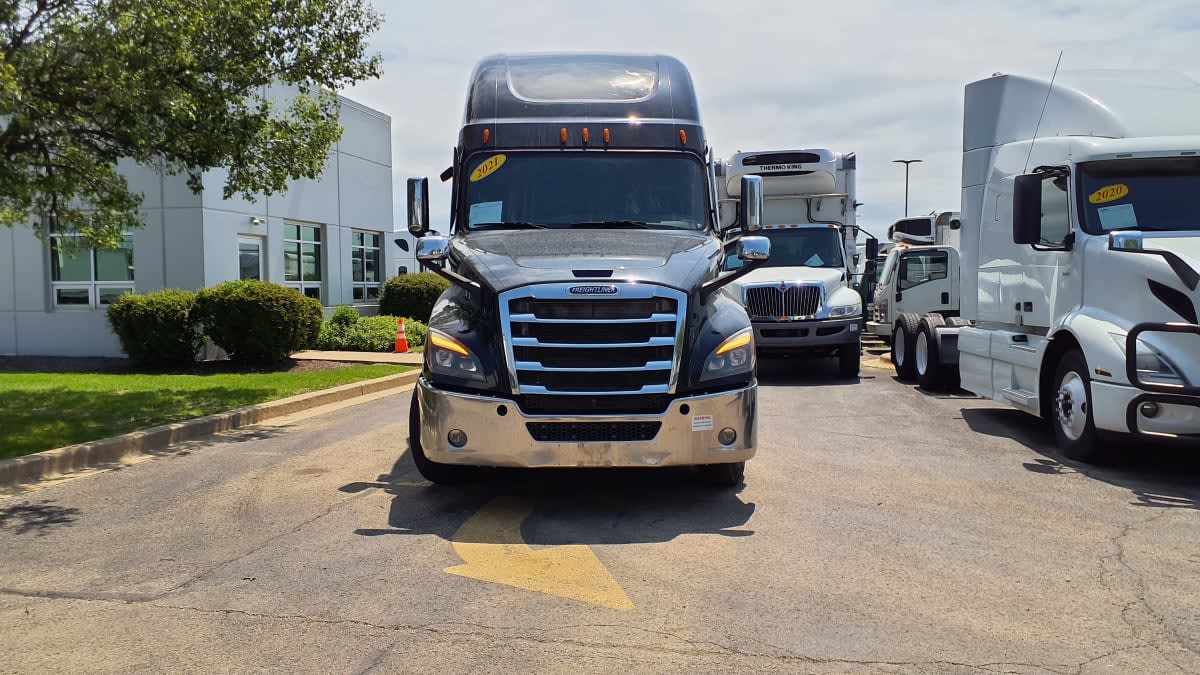 2021 Freightliner Cascadia in Bolingbrook, IL — photo 2