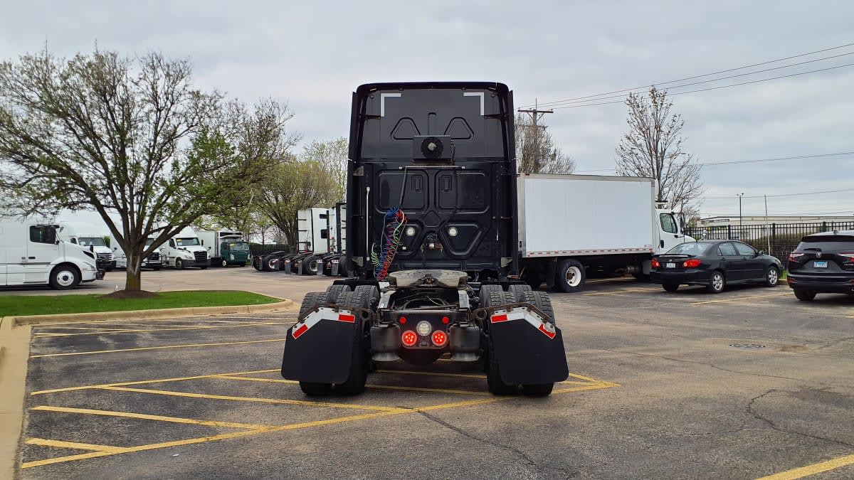 2021 Freightliner Cascadia in Bolingbrook, IL — photo 5