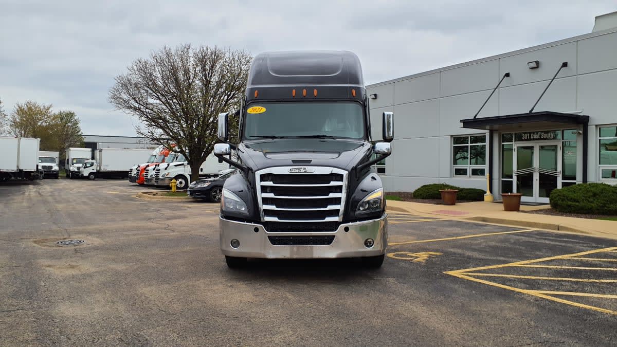 2021 Freightliner Cascadia in Bolingbrook, IL — photo 2
