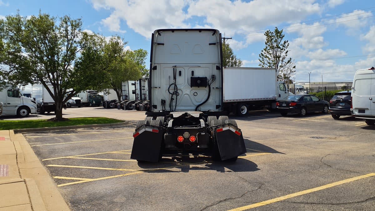 2020 Freightliner Cascadia in Bolingbrook, IL — photo 5