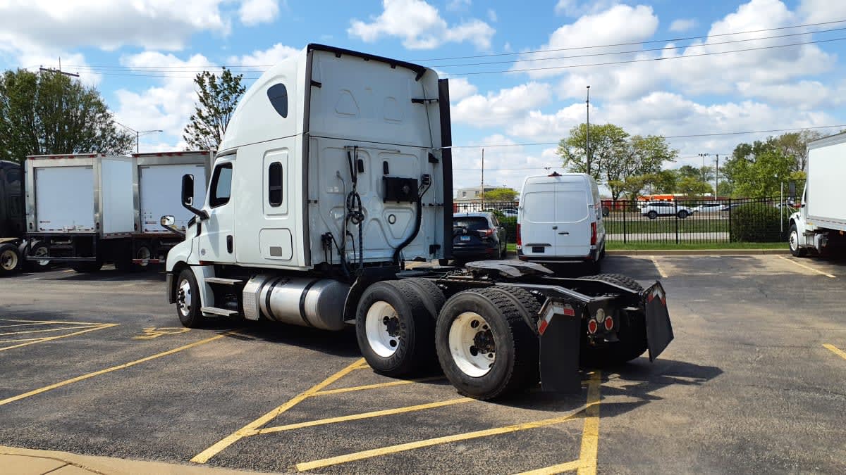 2020 Freightliner Cascadia in Bolingbrook, IL — photo 6