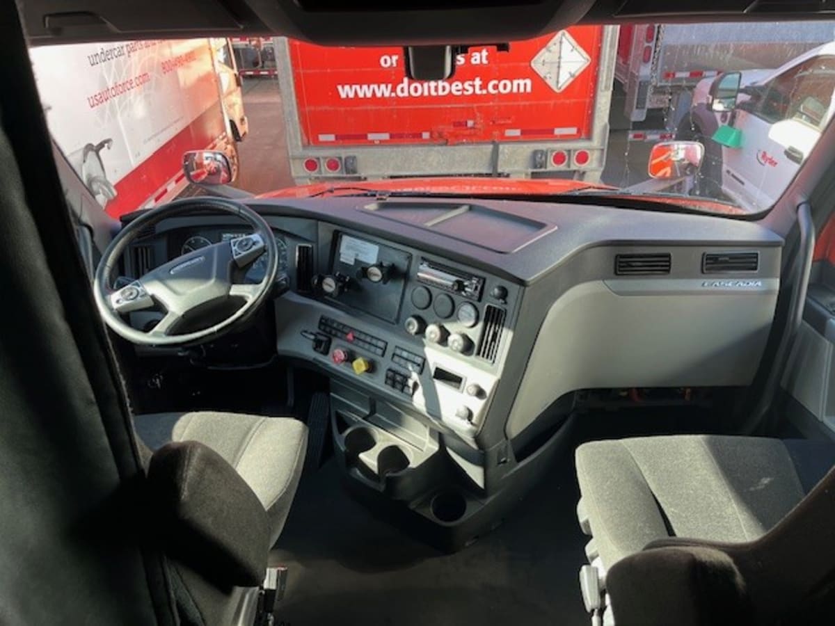 2020 Freightliner Cascadia in North Las Vegas, NV — photo 7