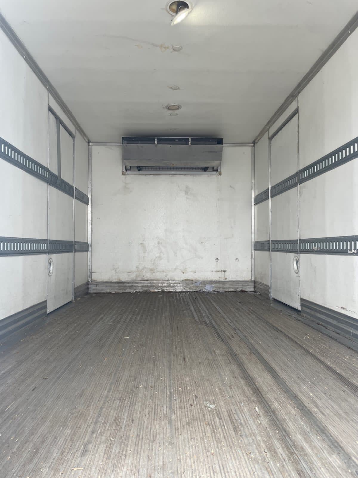 2020 Isuzu NRR in Farmingdale, NY — photo 9