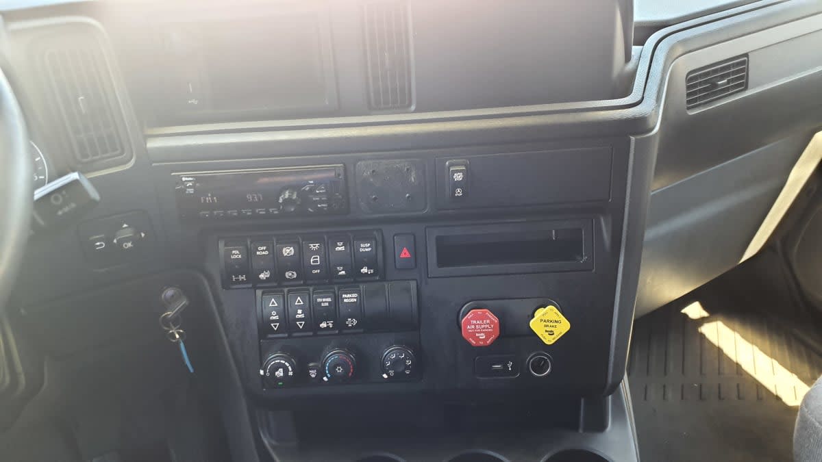 2020 International LT in Springfield, MA — photo 7