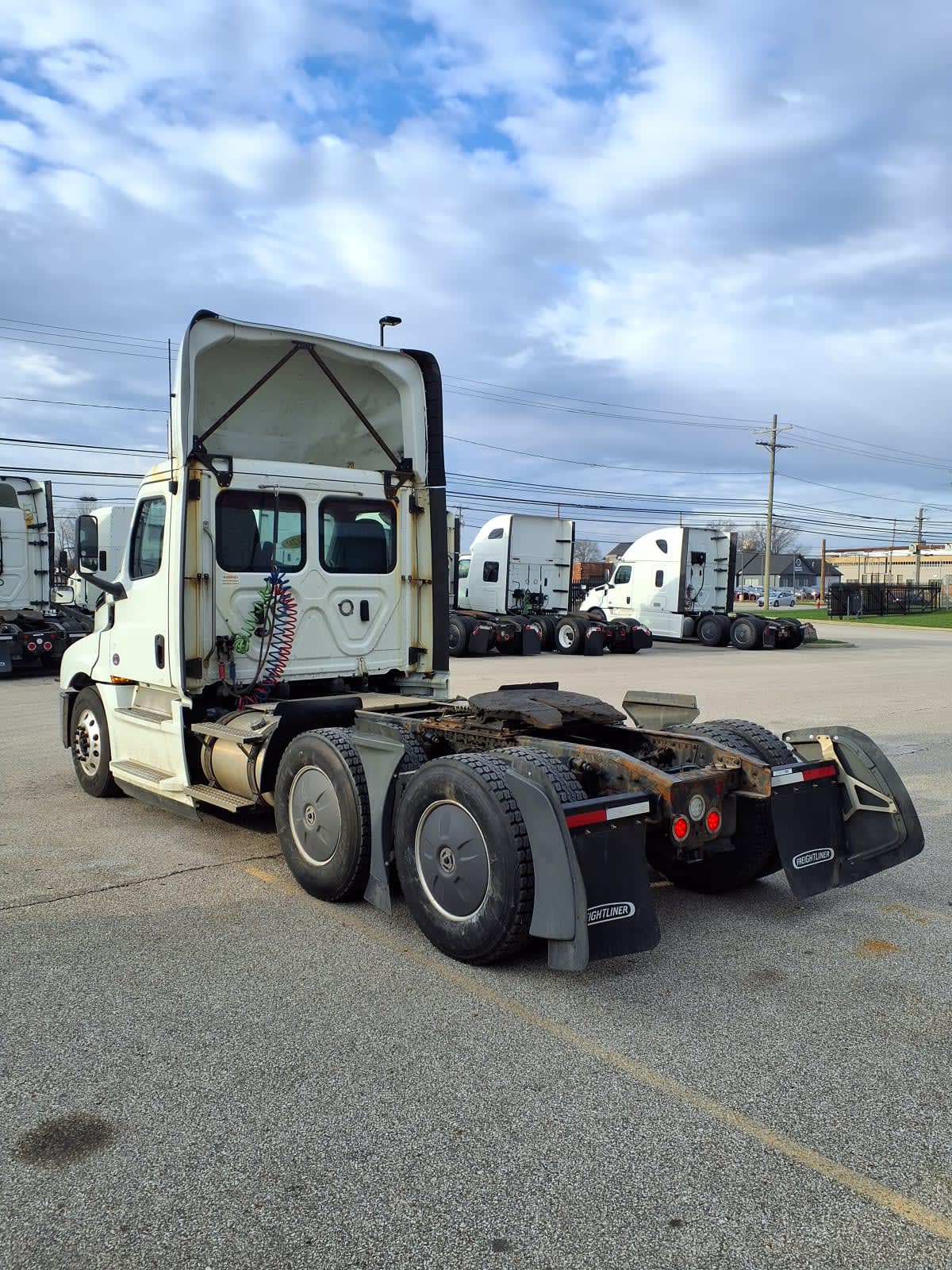 2020 Freightliner Cascadia in Cleveland, OH — photo 6