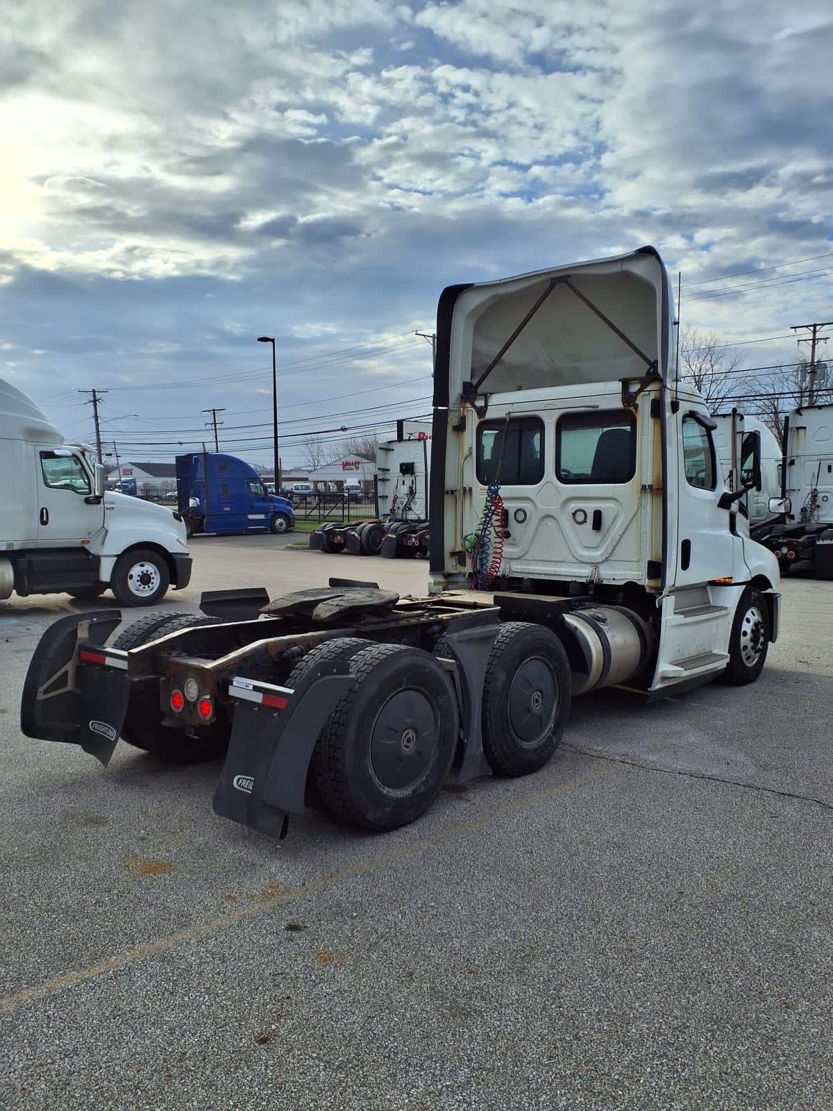 2020 Freightliner Cascadia in Cleveland, OH — photo 4
