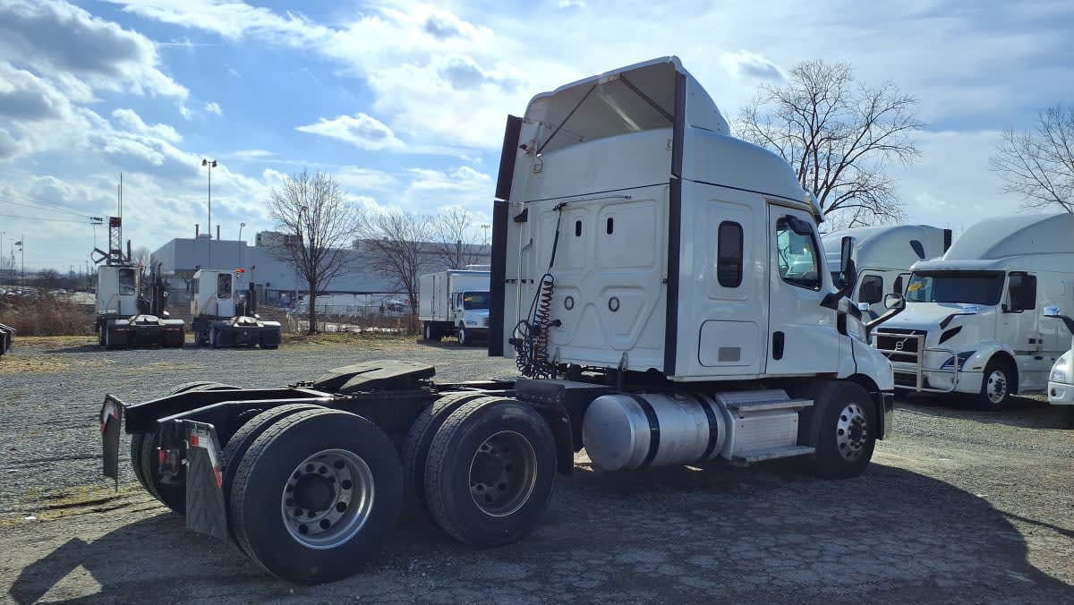 2020 Freightliner Cascadia in West Chester, OH — photo 4