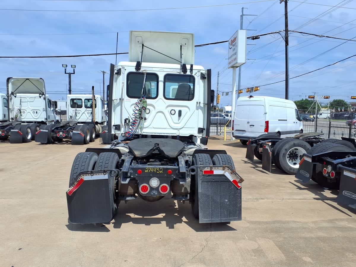 2020 Freightliner Cascadia in Dallas, TX — photo 5