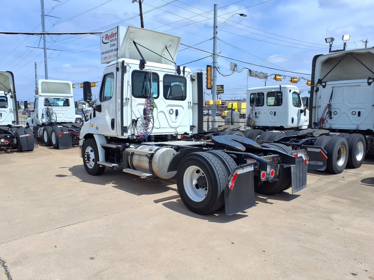 2020 Freightliner Cascadia in Dallas, TX — photo 6
