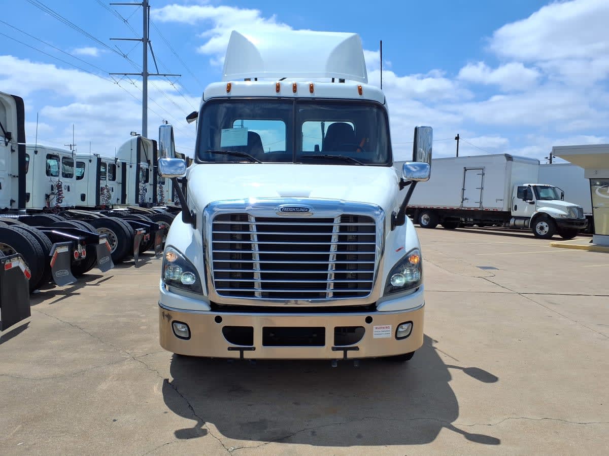 2020 Freightliner Cascadia in Dallas, TX — photo 2