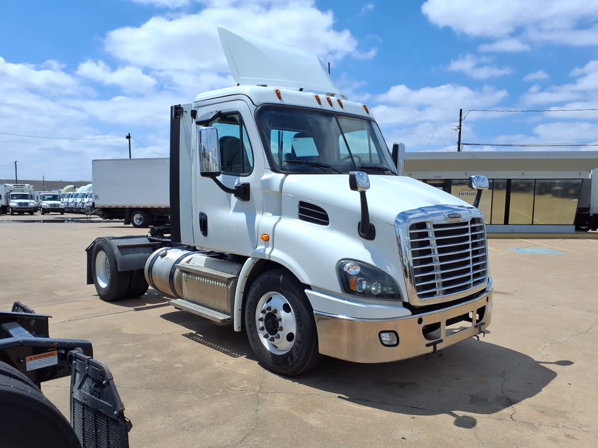 2020 Freightliner Cascadia in Dallas, TX — photo 3
