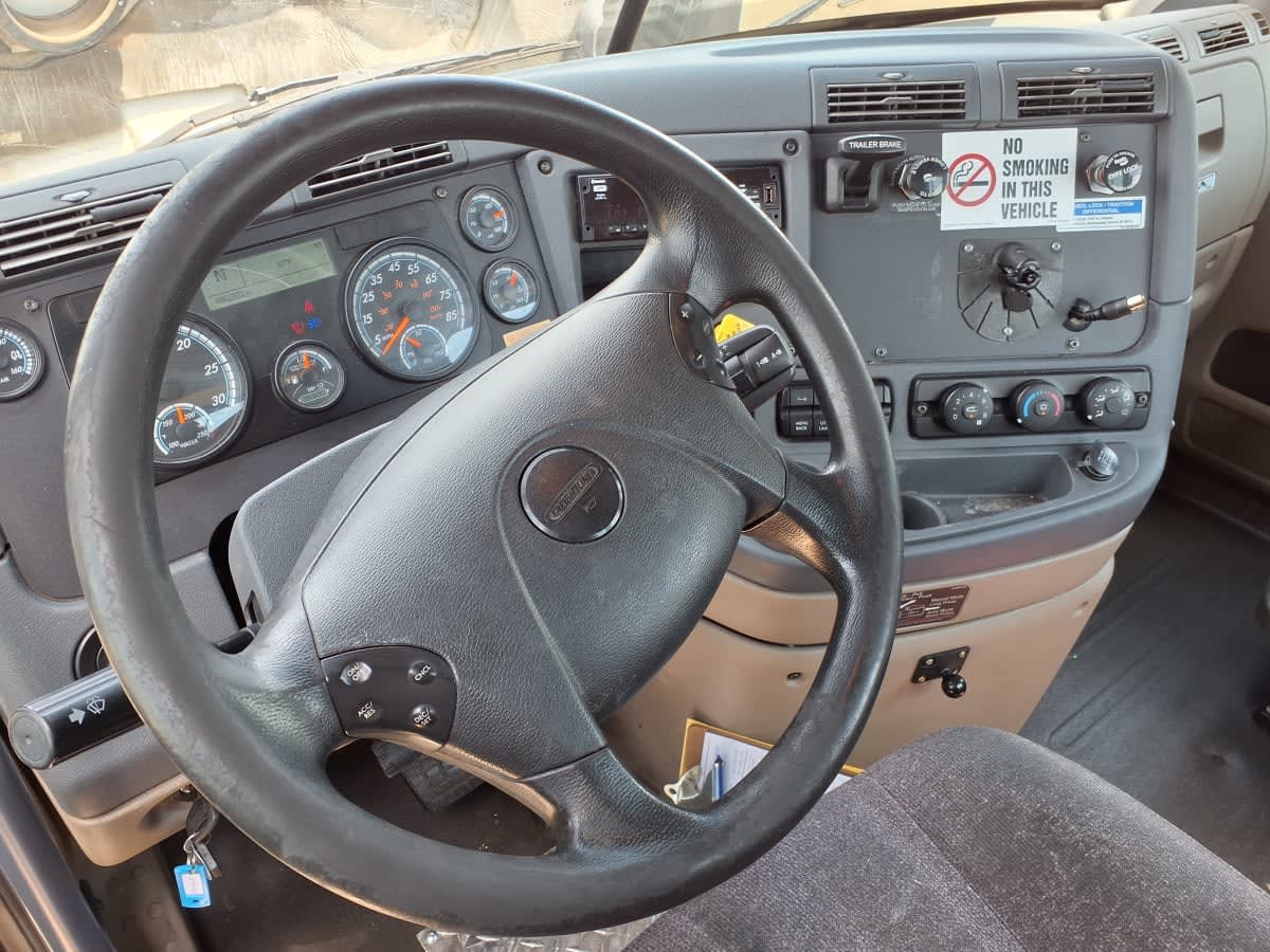 2020 Freightliner Cascadia in Dallas, TX — photo 7