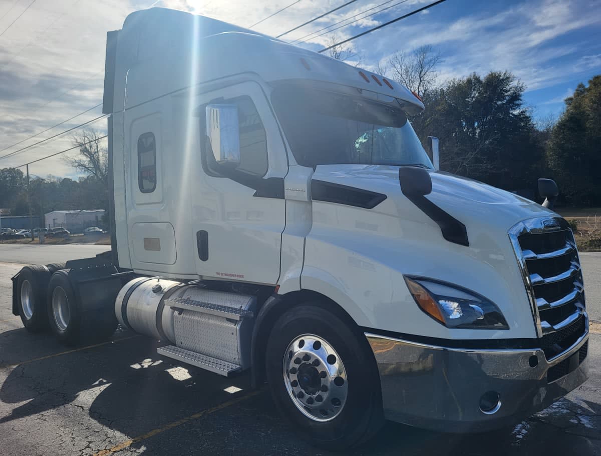 2020 Freightliner Cascadia in Jacksonville, FL — photo 3