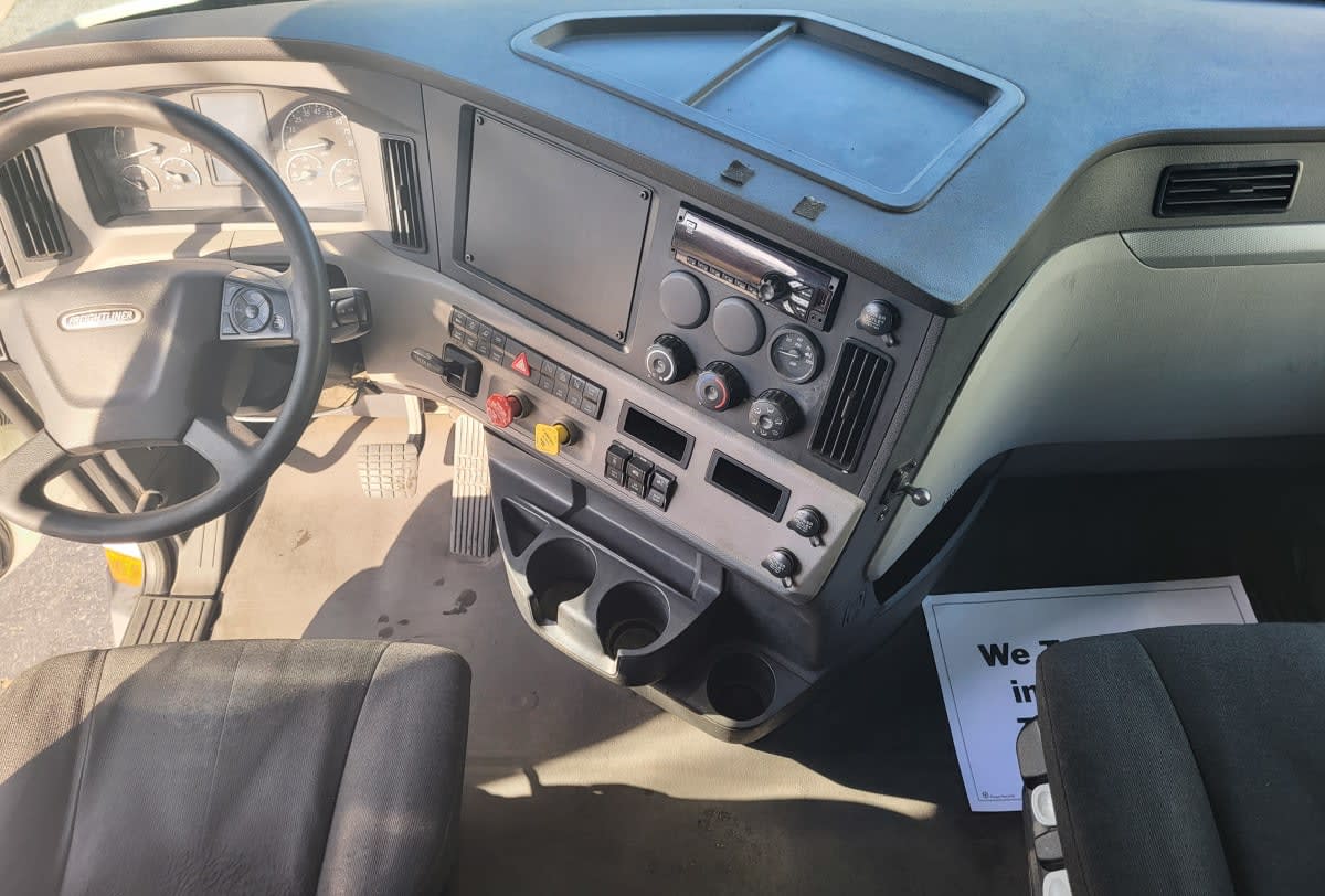 2020 Freightliner Cascadia in Jacksonville, FL — photo 9