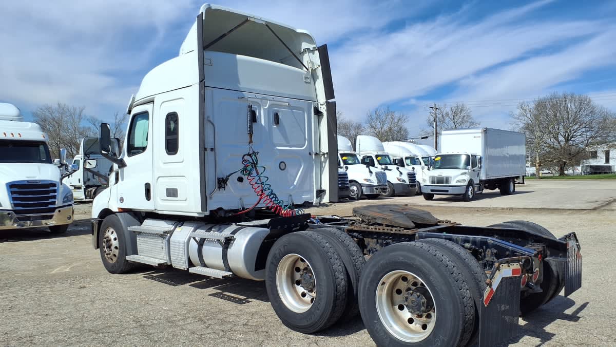 2020 Freightliner Cascadia in West Chester, OH — photo 6