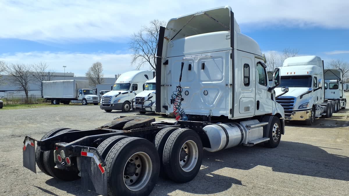 2020 Freightliner Cascadia in West Chester, OH — photo 4