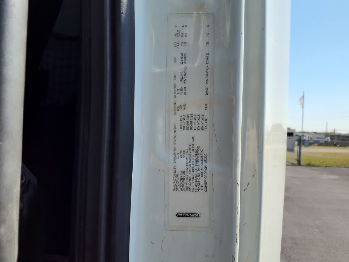 2020 Freightliner Cascadia in Clarksville, IN — photo 14