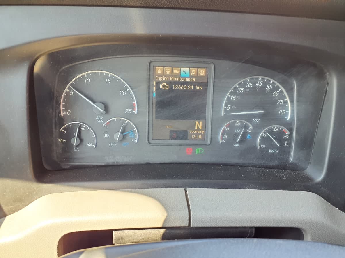 2020 Freightliner Cascadia in Clarksville, IN — photo 16