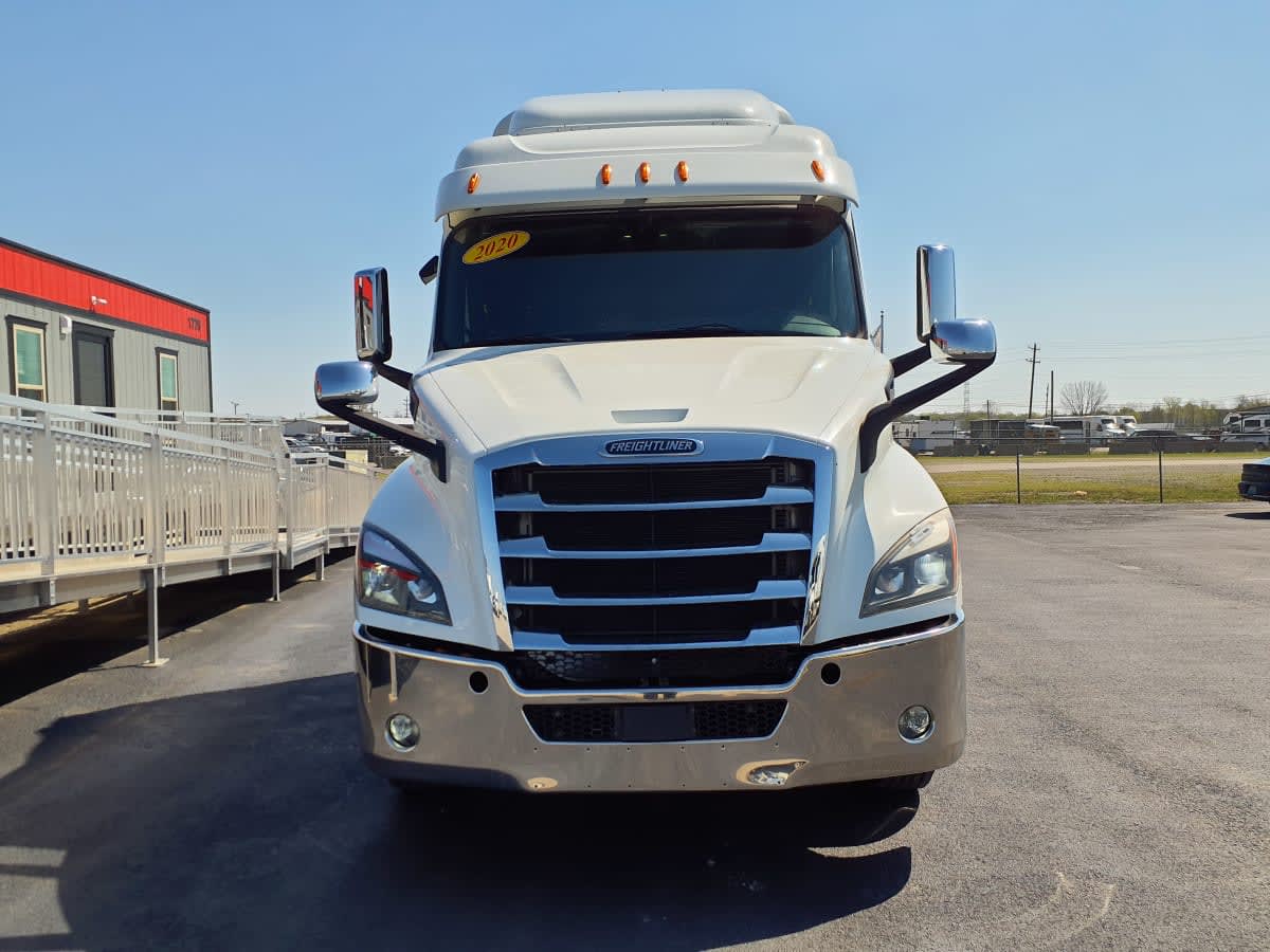 2020 Freightliner Cascadia in Clarksville, IN — photo 2