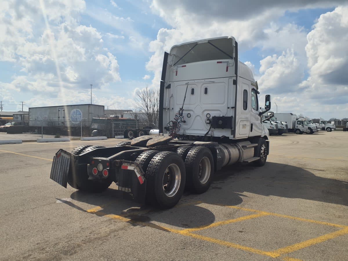 2020 Freightliner Cascadia in Clarksville, IN — photo 4