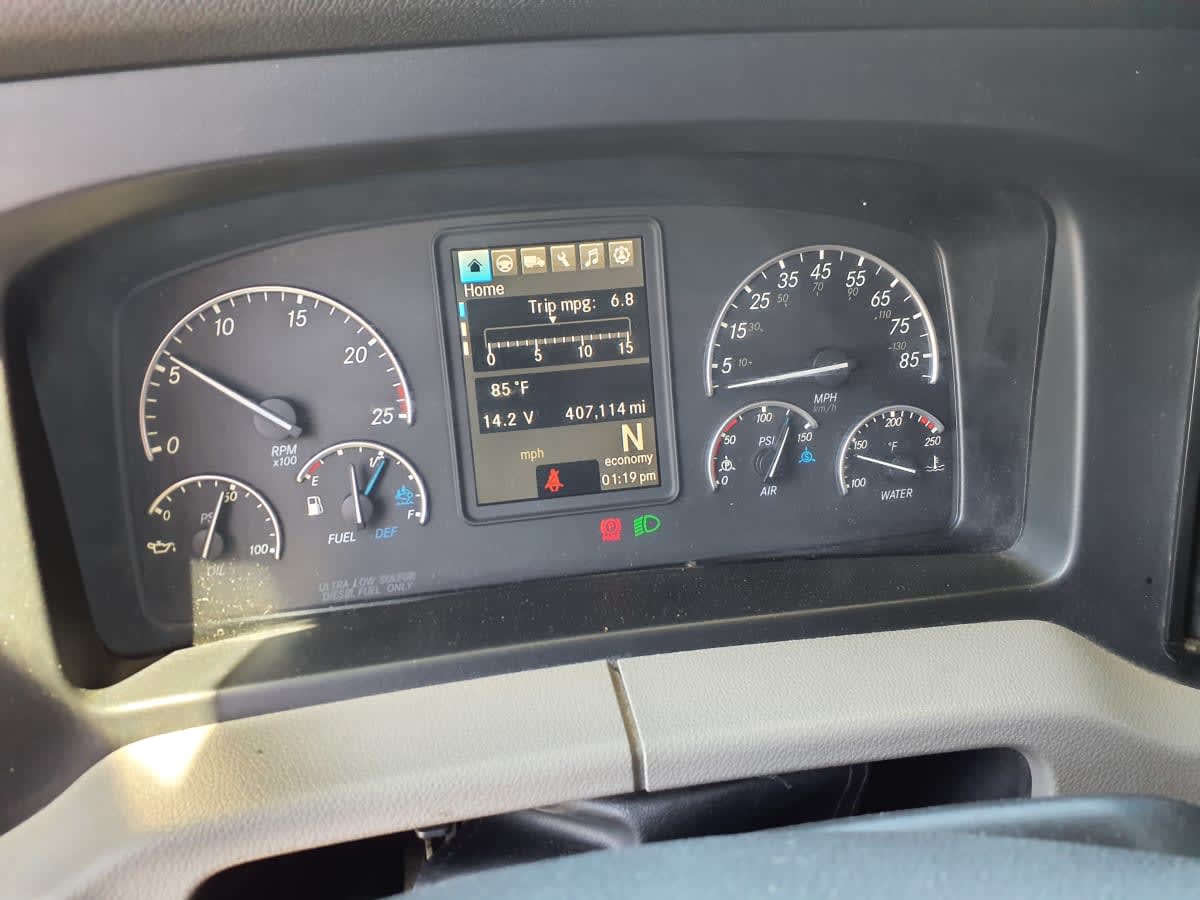 2020 Freightliner Cascadia in Clarksville, IN — photo 12