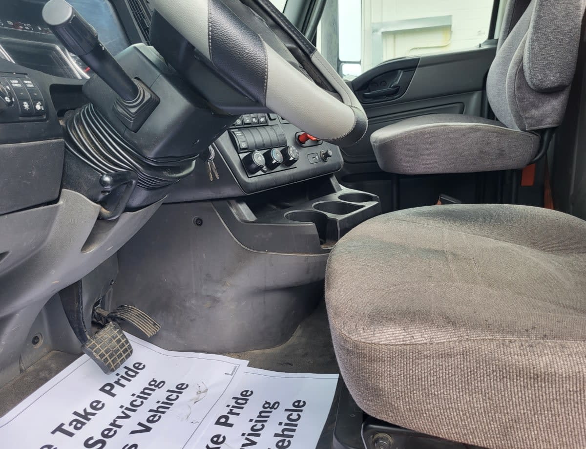 2020 International LT in Jacksonville, FL — photo 10