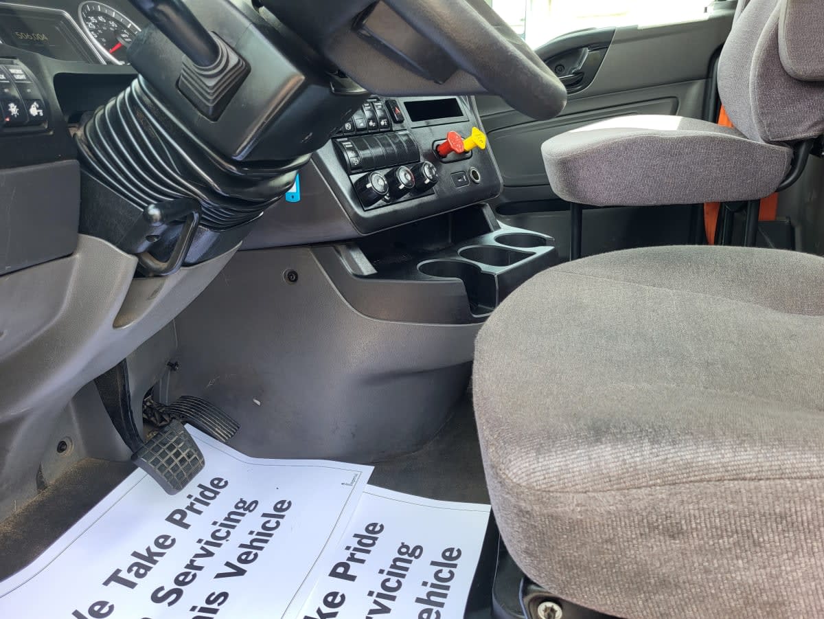 2020 International LT in Jacksonville, FL — photo 10