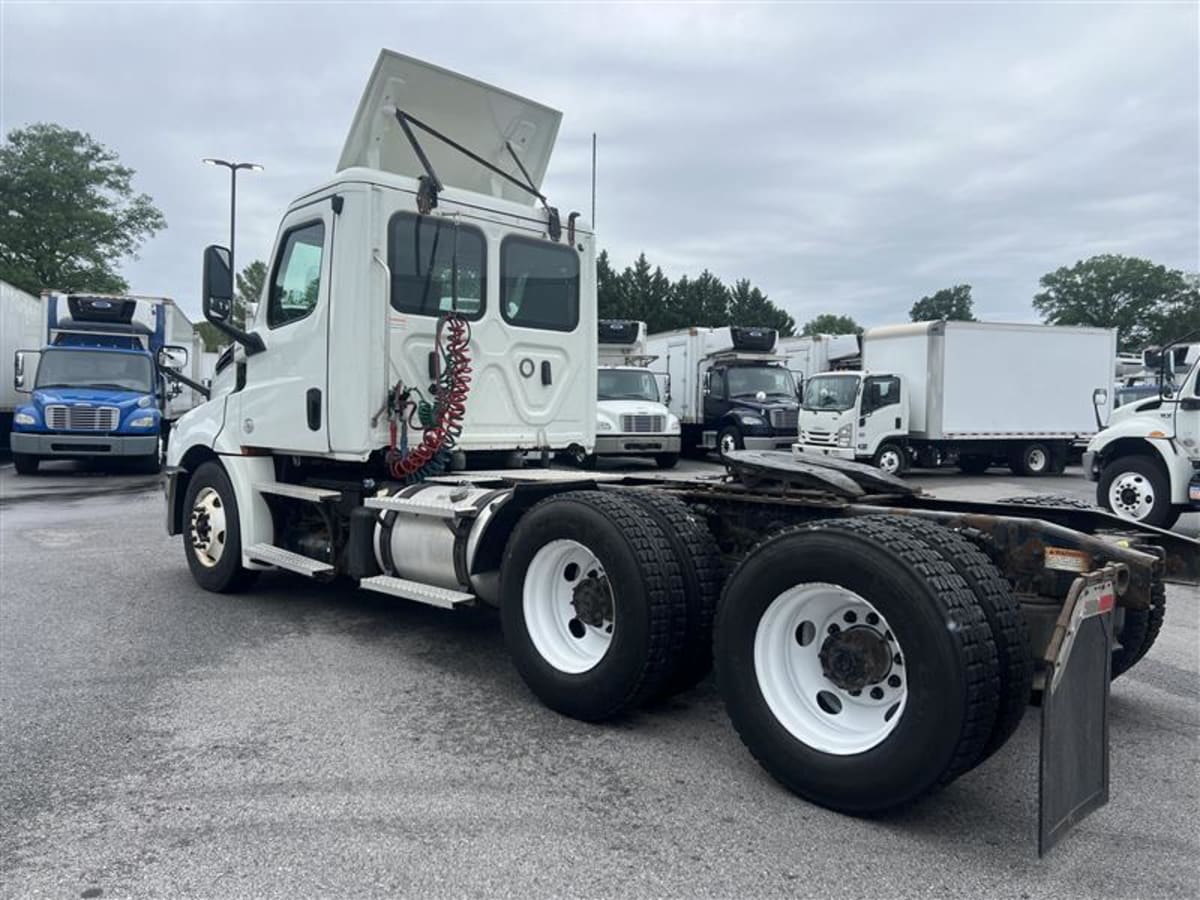 2020 Freightliner Cascadia in Beltsville, MD — photo 6