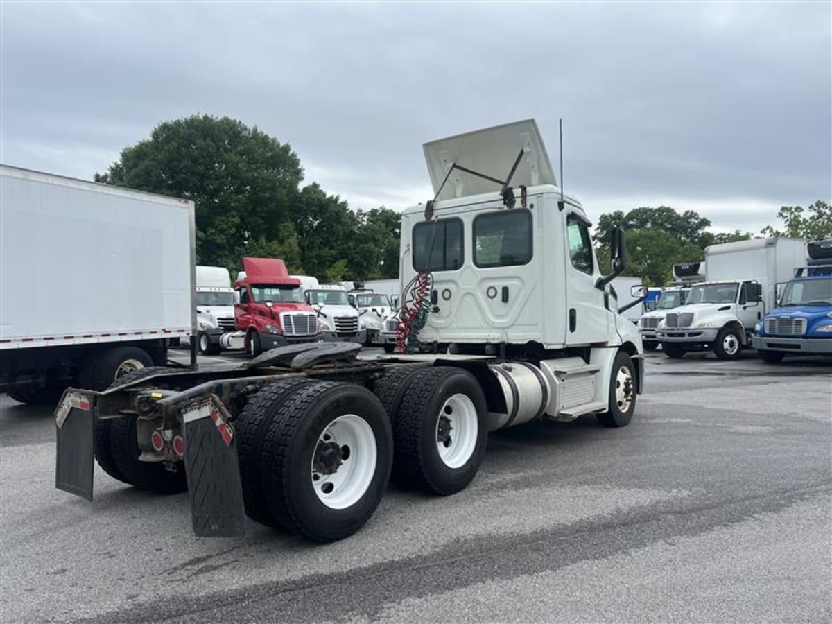 2020 Freightliner Cascadia in Beltsville, MD — photo 4